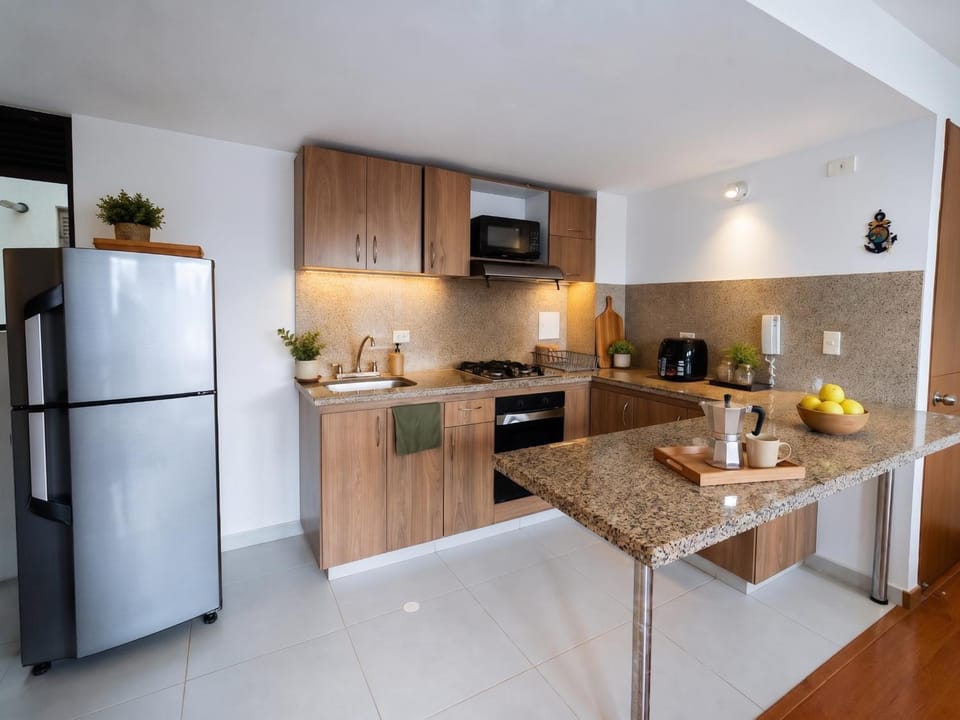 Coffee/tea facilities, Kitchen or kitchenette, Dining area, minibar, oven, stove, toaster