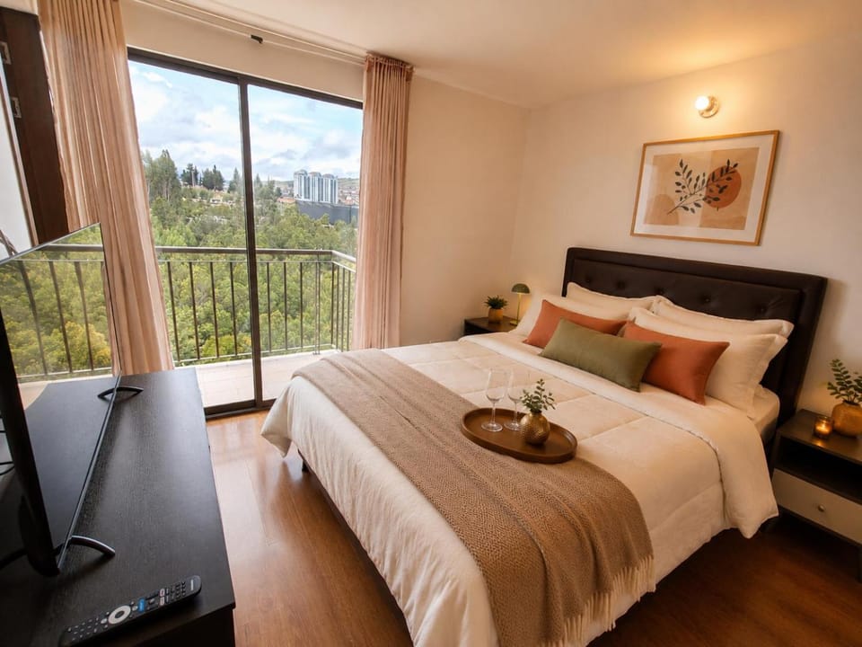 Bed, TV and multimedia, View (from property/room), Balcony/Terrace, Photo of the whole room, Bedroom