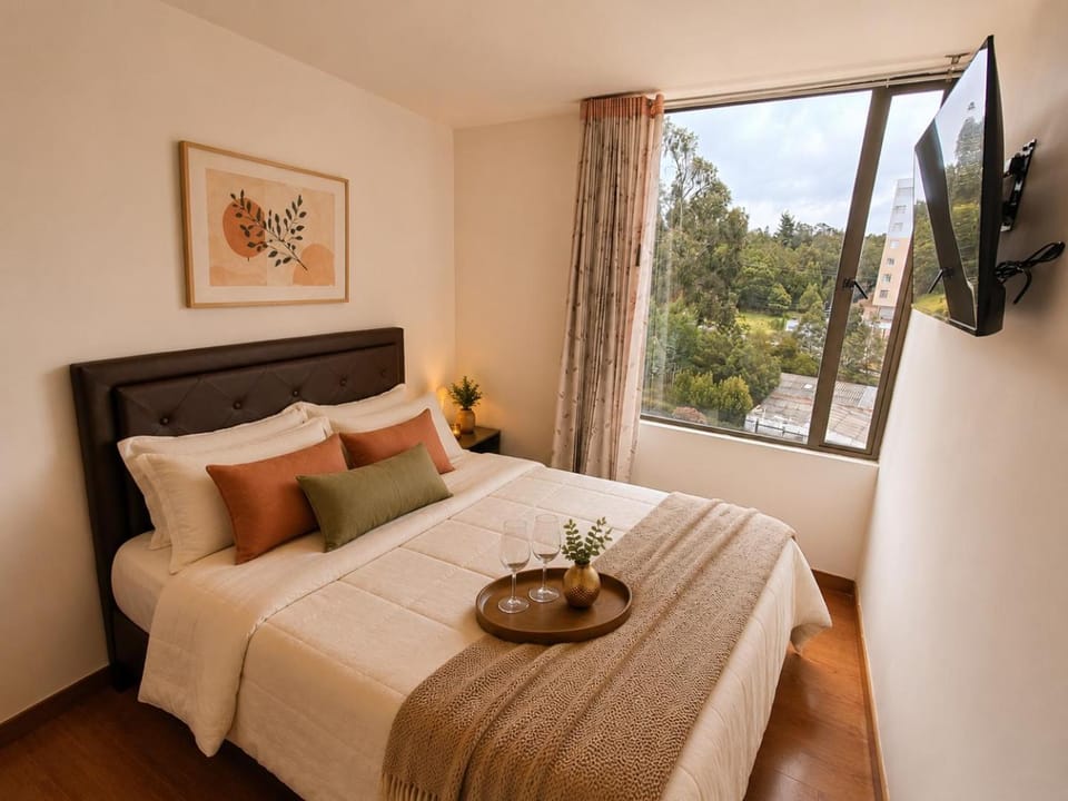 Bed, TV and multimedia, Photo of the whole room, Bedroom