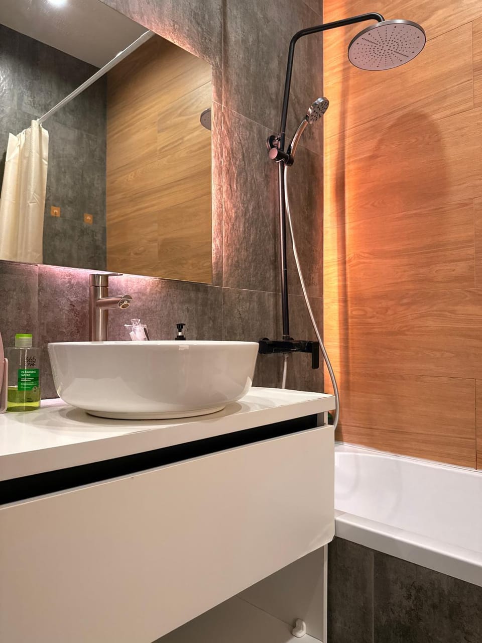 Shower, Property building, Facade/entrance, Bathroom, Location, Bath