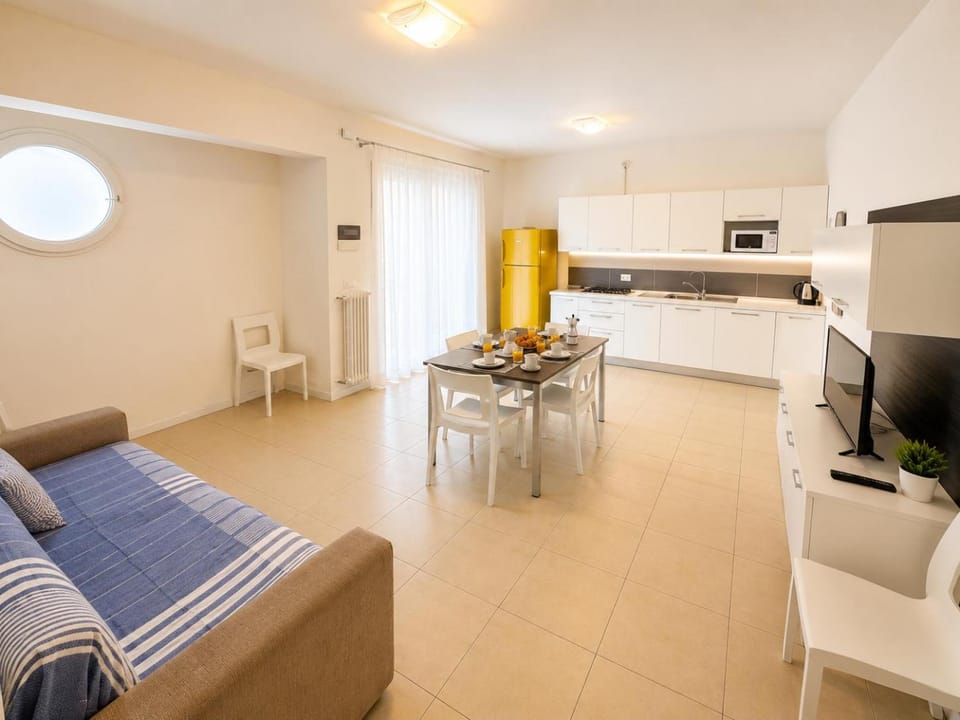 Kitchen or kitchenette, Dining area, dishwasher, microwave