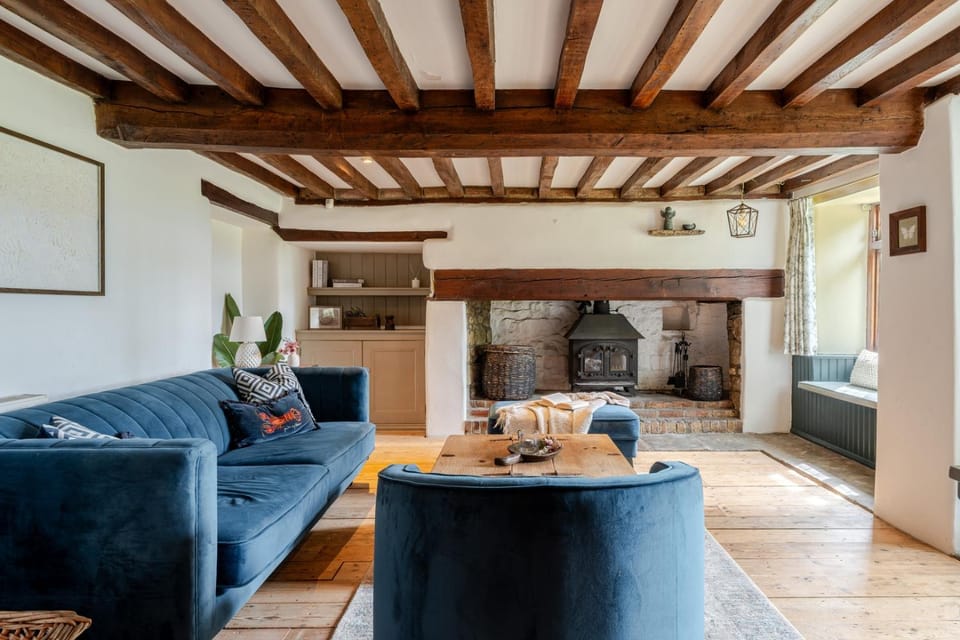 1641 Historic Farmhouse Sleeps 16 Bath Bristol House in Bristol
