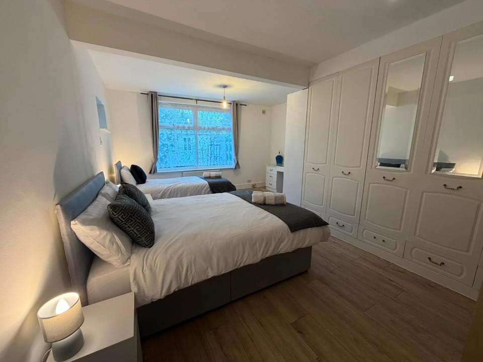 Bed, Photo of the whole room, Bedroom, wardrobe