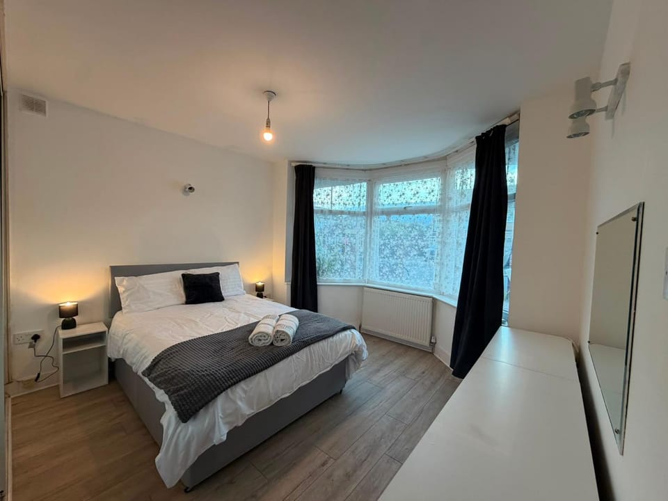 Bed, Photo of the whole room, Bedroom, wardrobe