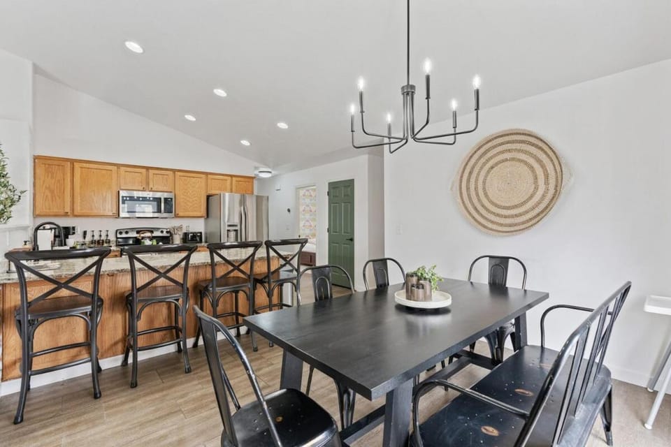 Kitchen or kitchenette, Dining area, stove, toaster