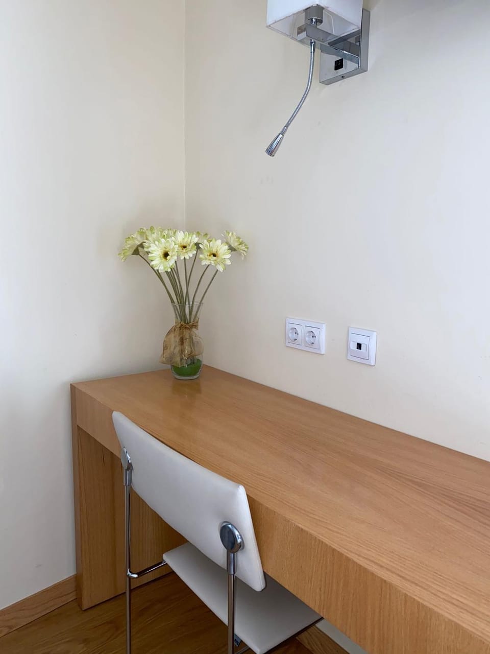 Photo of the whole room, Decorative detail