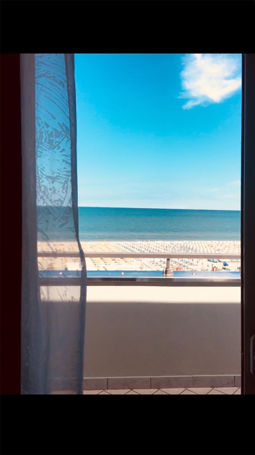 Photo of the whole room, Sea view