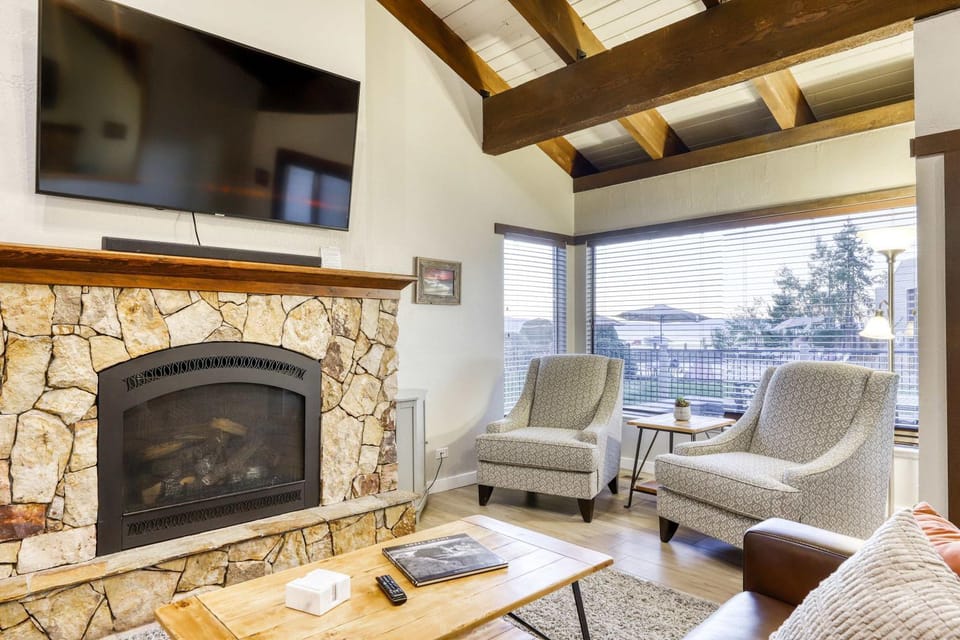 Amazing Lakefront Townhome with Lake & Pool Views Gas Grill Steps from Private Beach House in South Lake Tahoe