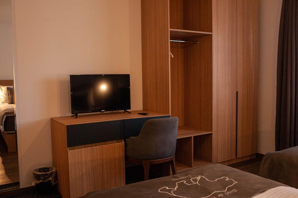 TV and multimedia, Photo of the whole room, Seating area, Bedroom, hair dresser, wardrobe