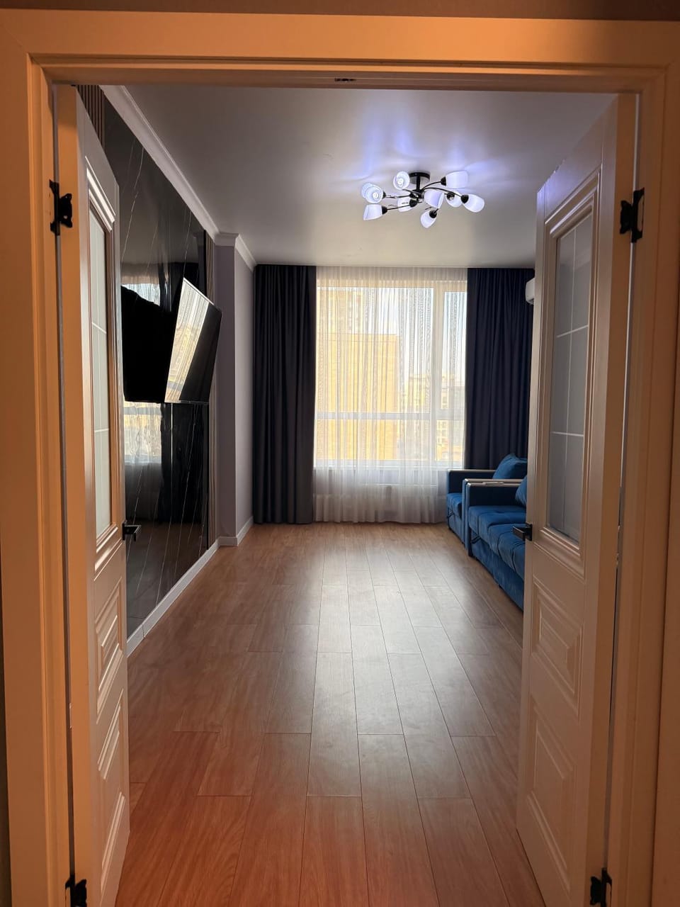 Property building, Facade/entrance, Bed, TV and multimedia, Living room, Photo of the whole room, Seating area, Bedroom, Location, wardrobe