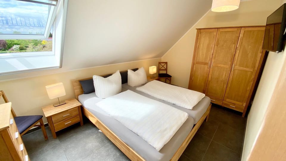 Photo of the whole room, Bedroom