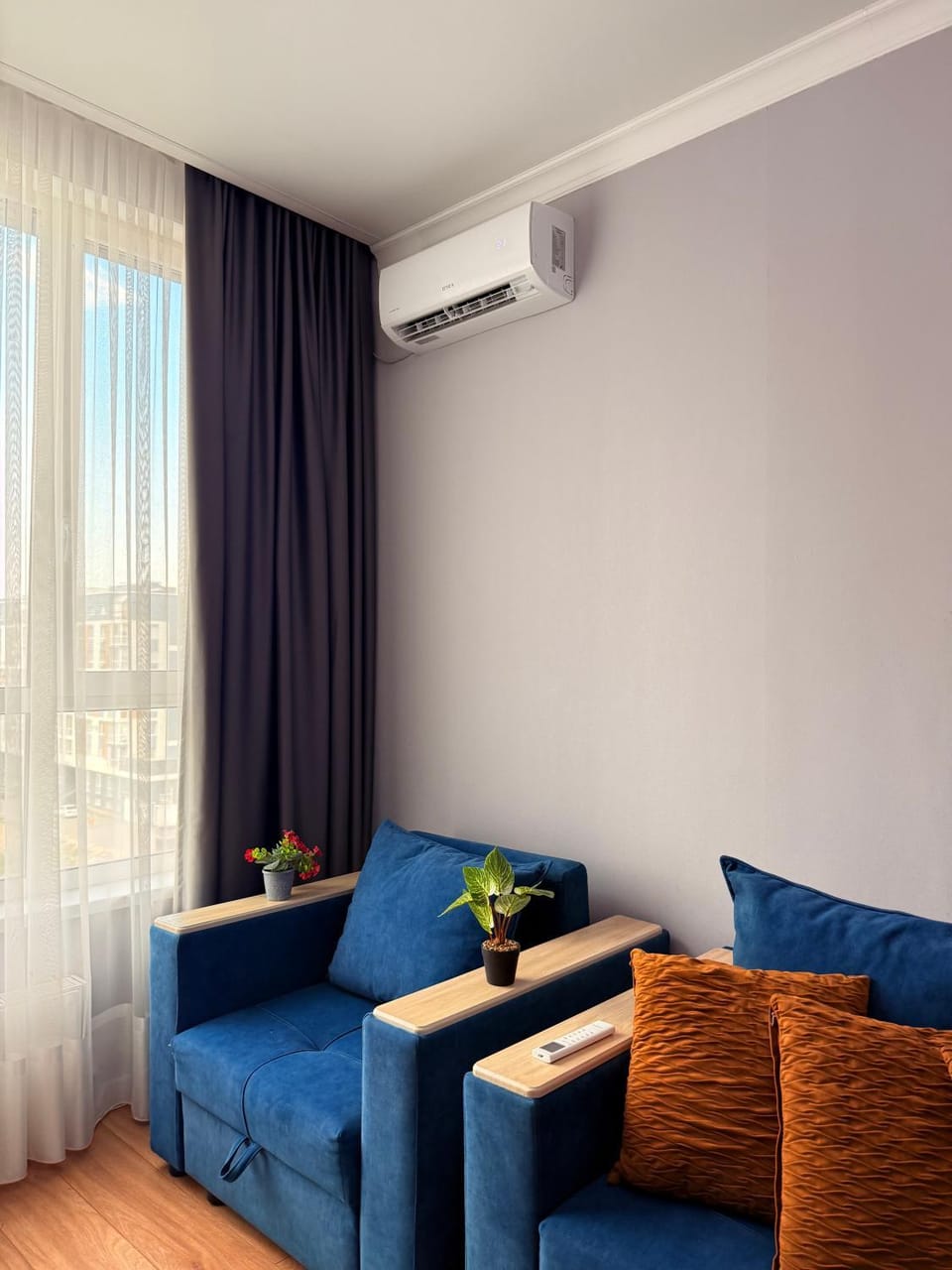 Living room, Seating area, air conditioner