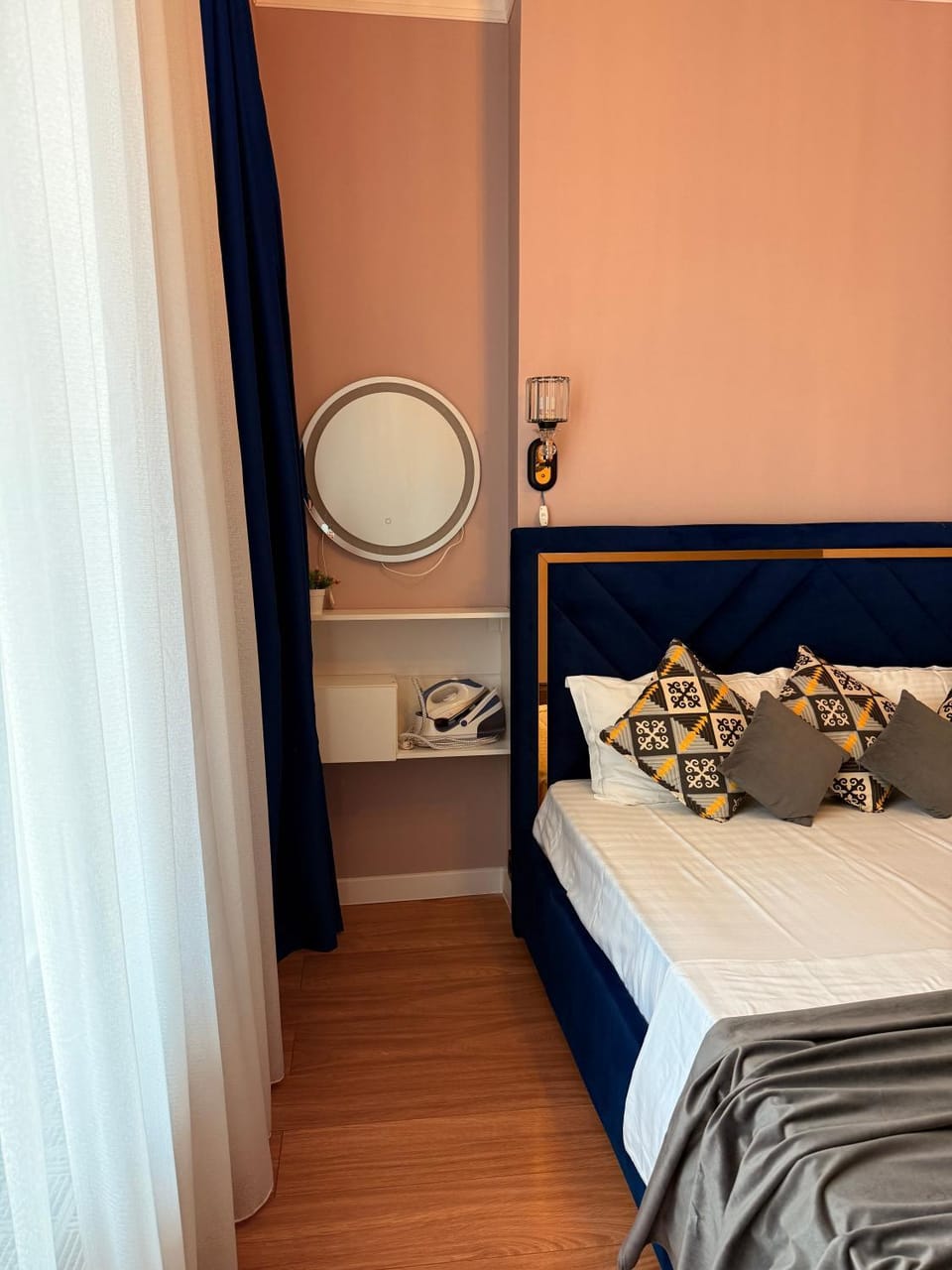 Property building, Facade/entrance, Bed, Photo of the whole room, Bedroom, Location, hair dryier