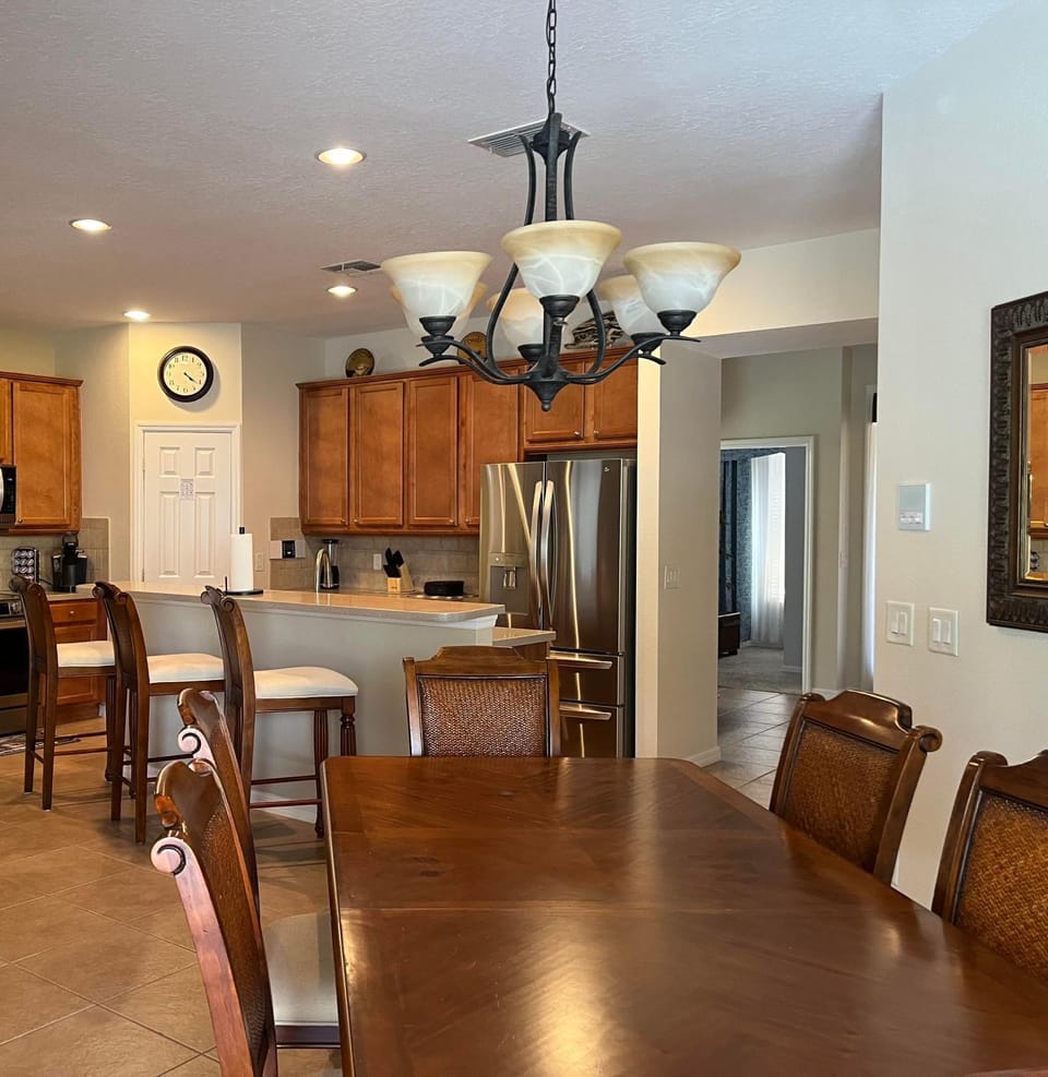 Kitchen or kitchenette, Dining area