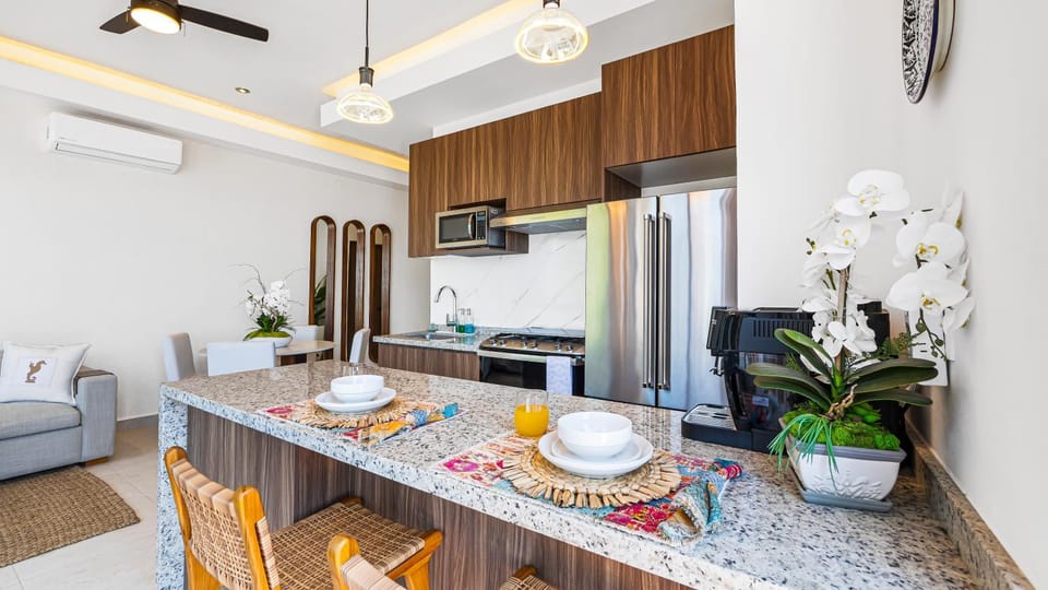 Kitchen or kitchenette, Seating area, Dining area, microwave, stove, air conditioner