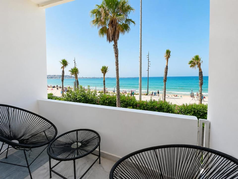 Beach Front Balcony - Wifi, Parking and Paid Piscine Apartment in Tangier