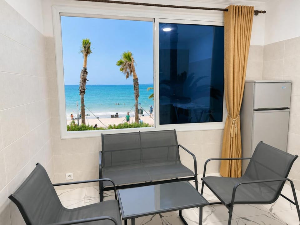 Beach Front Balcony - Wifi, Parking and Paid Piscine Apartment in Tangier