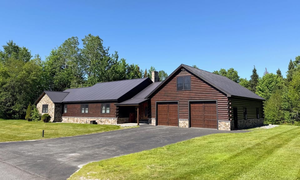 8RR Log Home w Spa Bath, Game Loft, AC, Great Yard Near Bretton Woods, Franconia Notch House in Twin Mountain