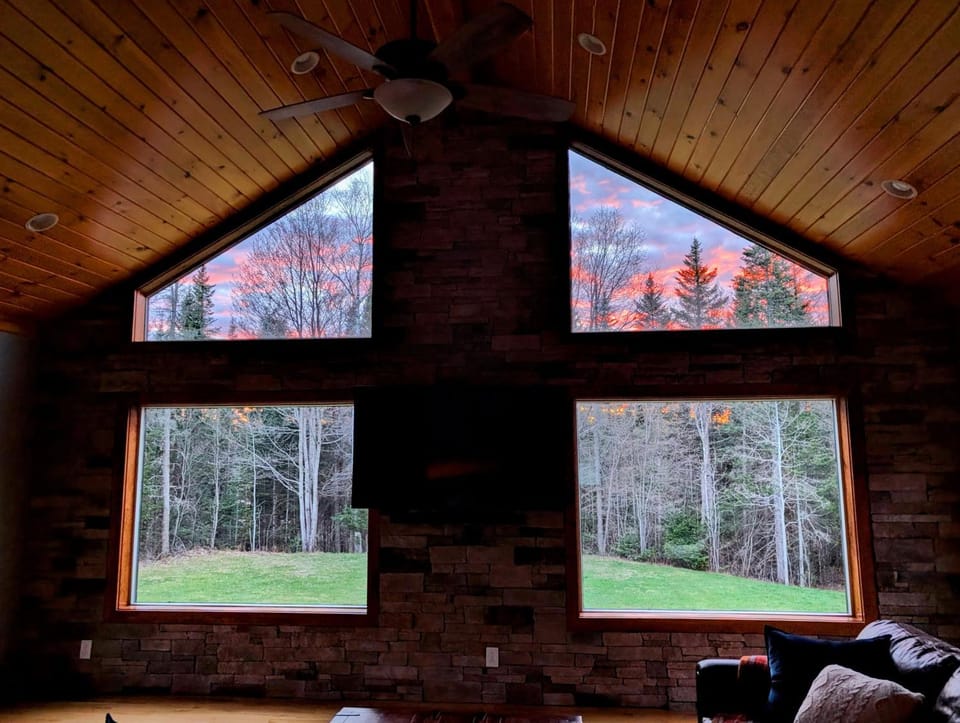 8RR Log Home w Spa Bath, Game Loft, AC, Great Yard Near Bretton Woods, Franconia Notch House in Twin Mountain