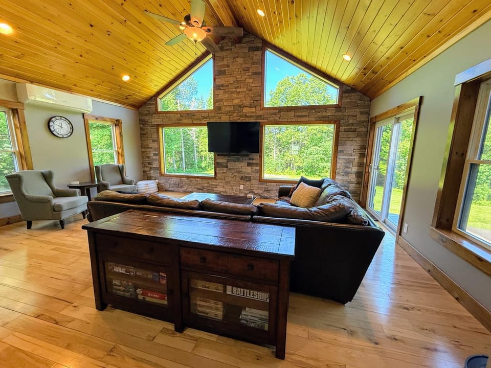 8RR Log Home w Spa Bath, Game Loft, AC, Great Yard Near Bretton Woods, Franconia Notch House in Twin Mountain