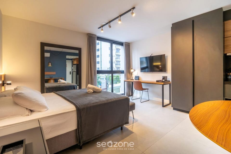 Bed, TV and multimedia, Bedroom