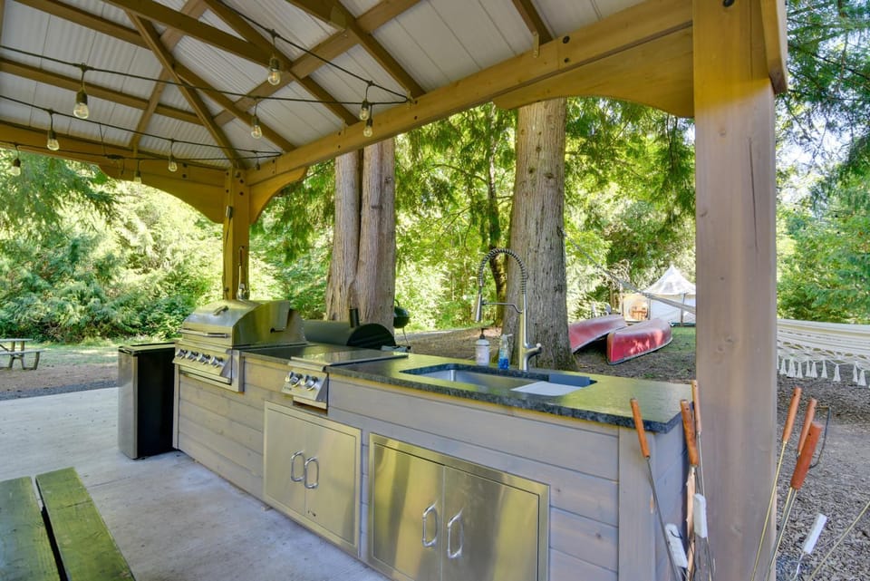Luxe Home & Glamping w/ Pond in Oregon City! House in Clackamas County
