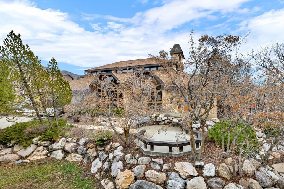 Stunning Mountain View Condo Hot Tub & Pool Access House in Utah