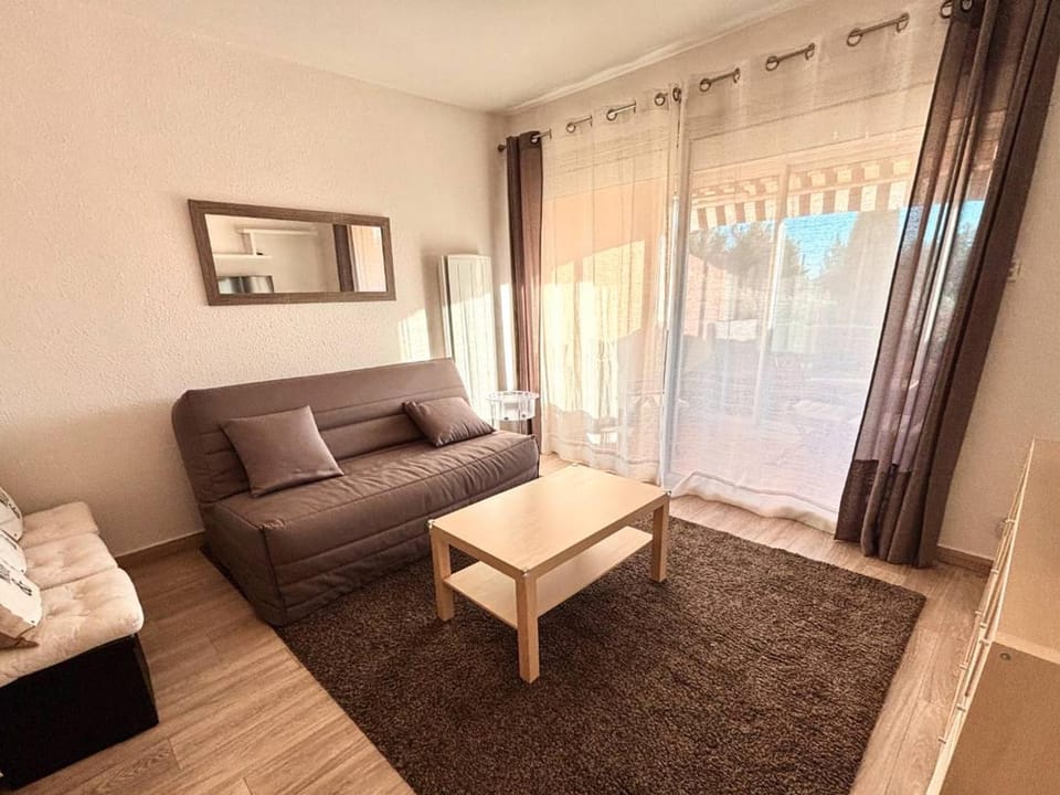 Studio moderne, clim, parking, vue mer - 3 pers. - FR-1-845-50 Apartment in Bandol