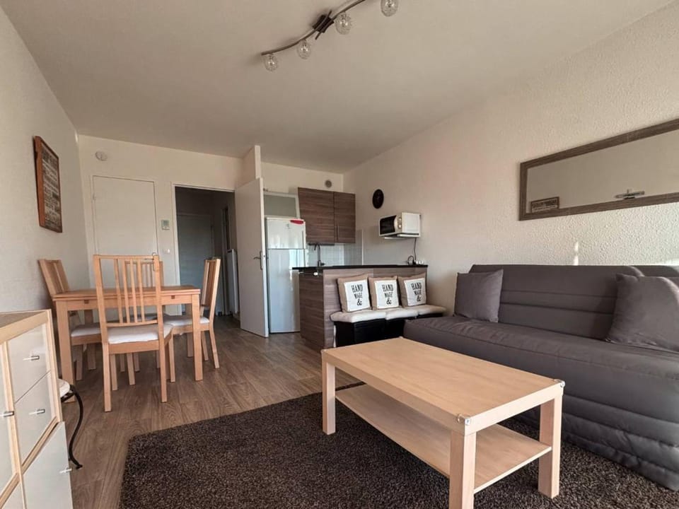 Studio moderne, clim, parking, vue mer - 3 pers. - FR-1-845-50 Apartment in Bandol