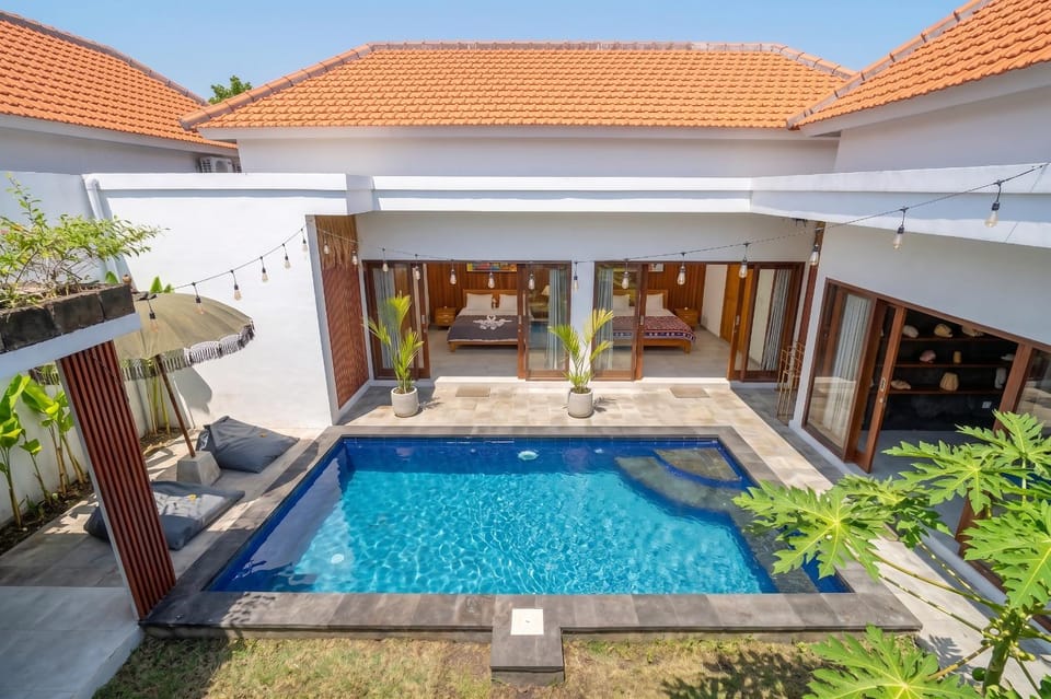 Property building, Patio, Swimming pool, Swimming pool