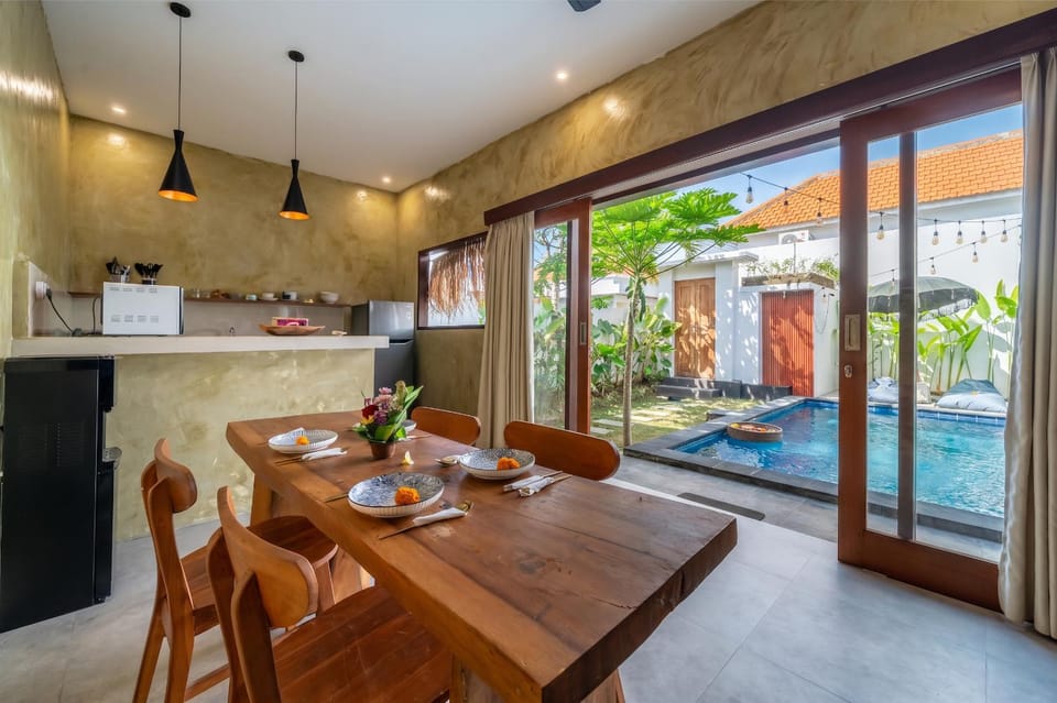 Kitchen or kitchenette, Dining area