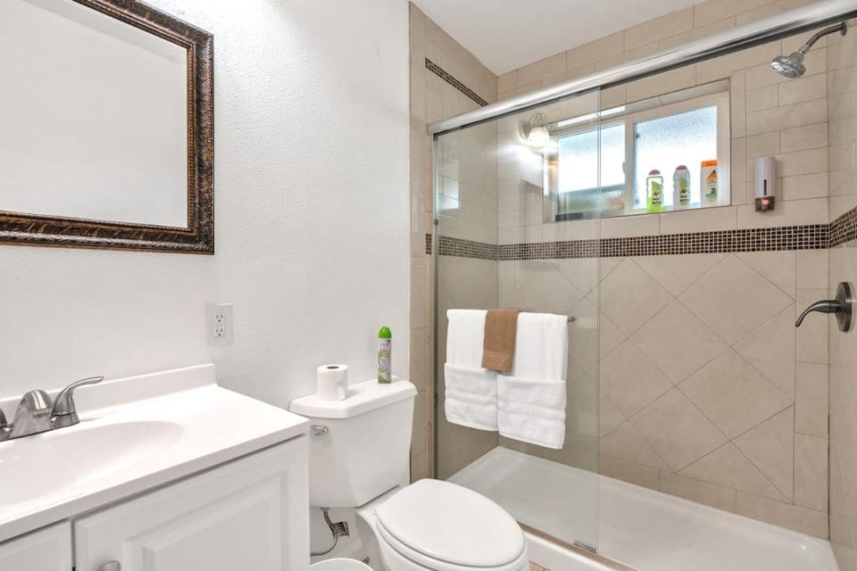 4 rooms, 2 Bedrooms 1 Bathroom Guesthouse with Full Kitchen, dining room, Street Parking near SF and Napa Apartment in Richmond