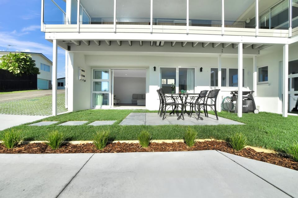 Property building, Patio, Spring, Day, Garden view
