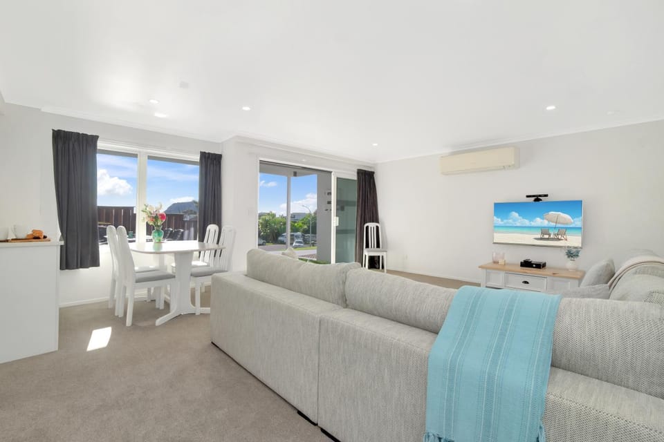 TV and multimedia, Living room, Seating area, Dining area, air conditioner