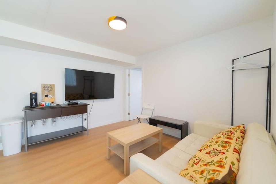 New Reno 3B Home w 1 Free Parking in Prime Location House in Vancouver
