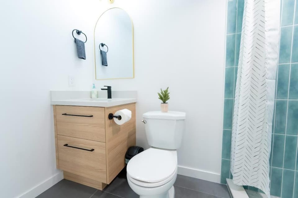 New Reno 3B Home w 1 Free Parking in Prime Location House in Vancouver