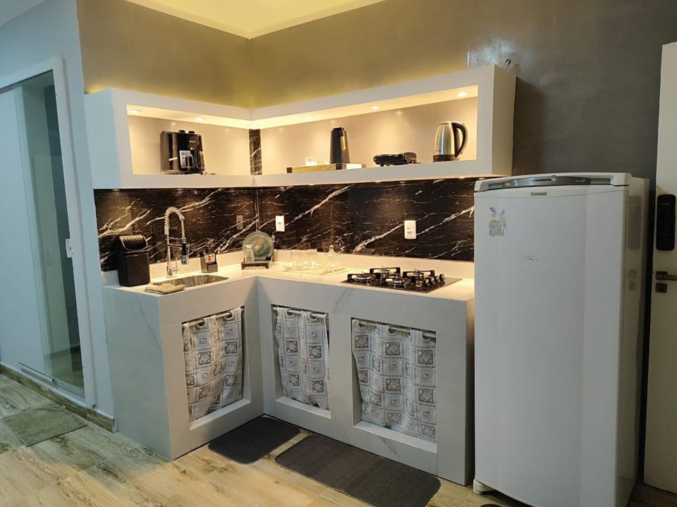 Coffee/tea facilities, Kitchen or kitchenette, stove