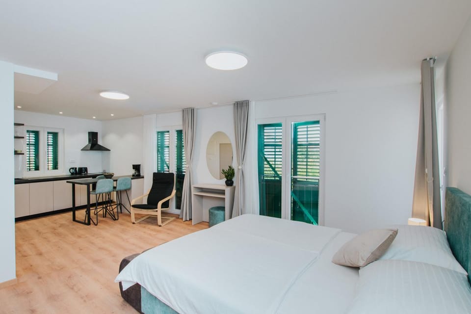 Bed, Seating area, Bedroom