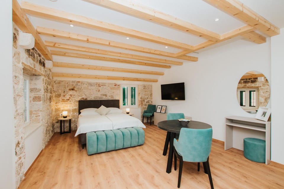 TV and multimedia, Living room, Seating area, Bedroom