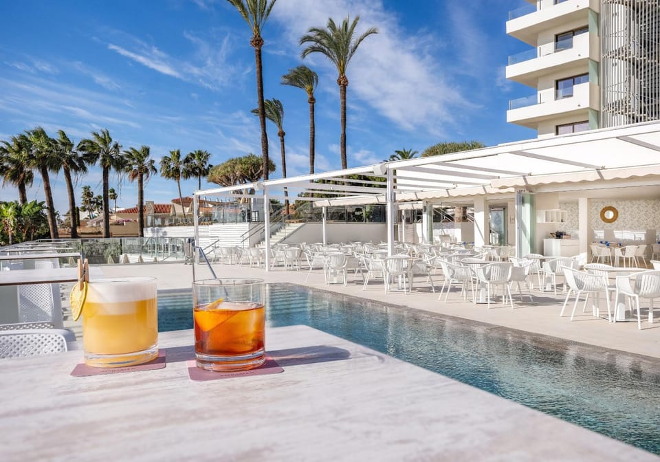 Balcony/Terrace, Food and drinks, Pool view, sunbed