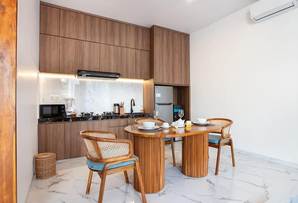 Coffee/tea facilities, Kitchen or kitchenette, Seating area, Dining area, stove