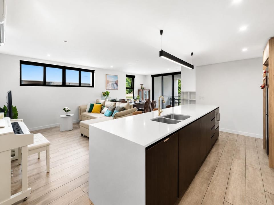 Elevated 3-Bed Apartment Close to Brisbane River Apartment in Indooroopilly