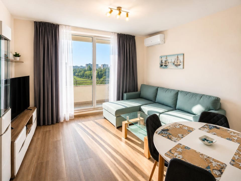 Communal lounge/ TV room, TV and multimedia, Living room, Seating area, Evening entertainment, air conditioner