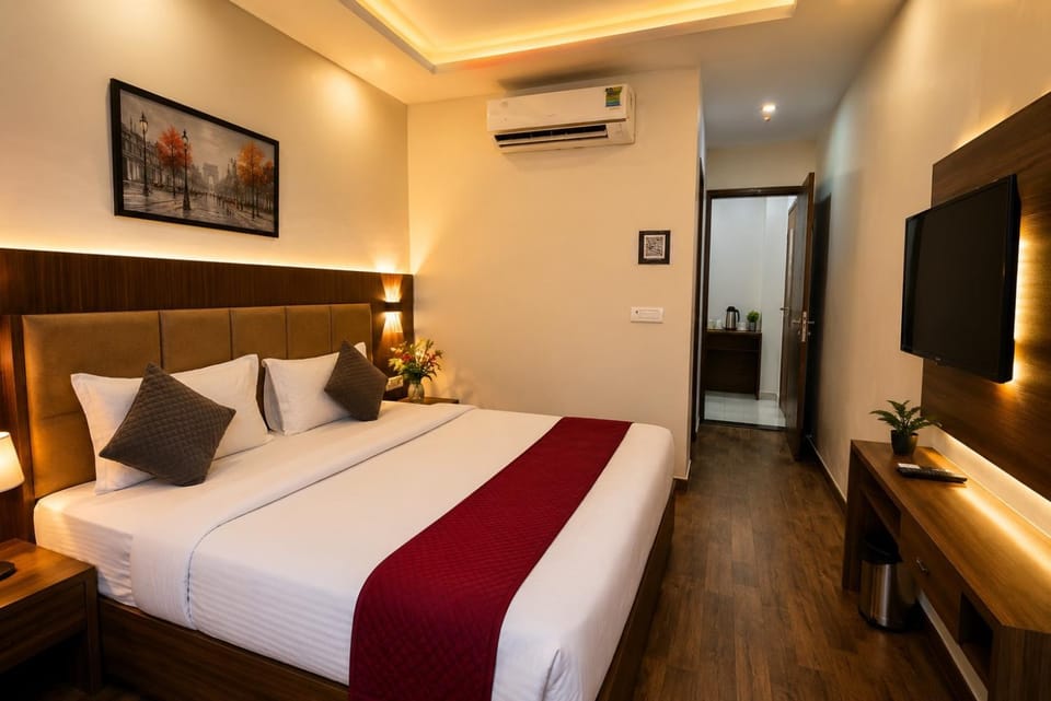 Communal lounge/ TV room, Bed, TV and multimedia, Living room, Photo of the whole room, Seating area, Bedroom, air conditioner