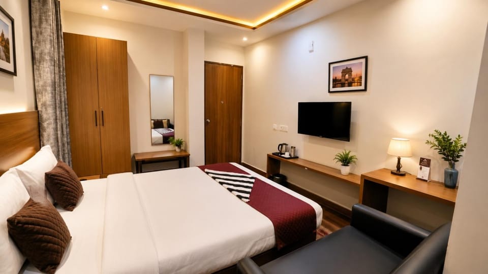 Communal lounge/ TV room, Bed, TV and multimedia, Photo of the whole room, Evening entertainment, Bedroom, hair dresser, wardrobe