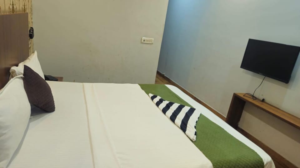 Communal lounge/ TV room, Bed, TV and multimedia, Photo of the whole room, Bedroom