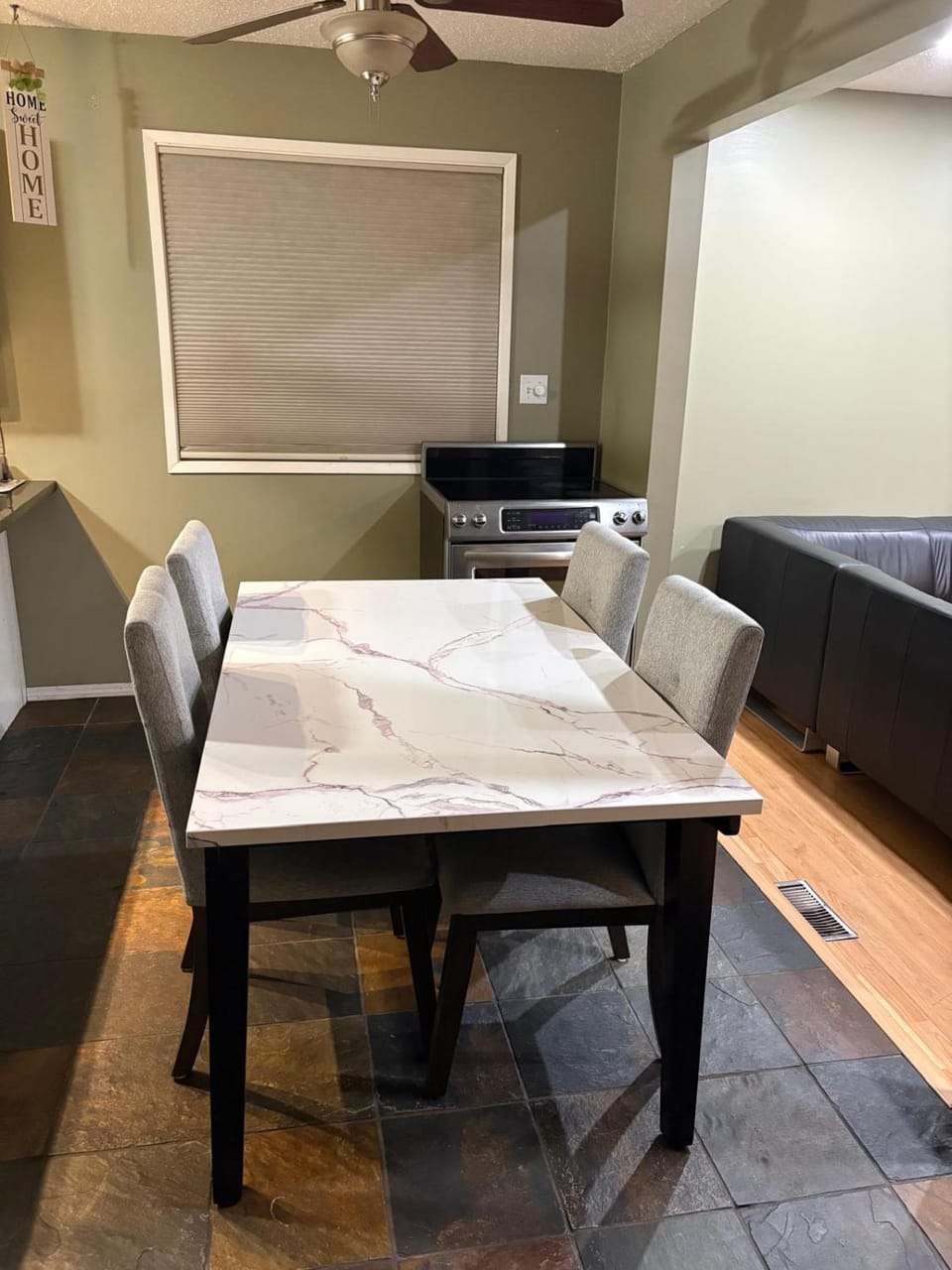 Peaceful Master bedroom 20 min drive from airport Vacation rental in Edmonton