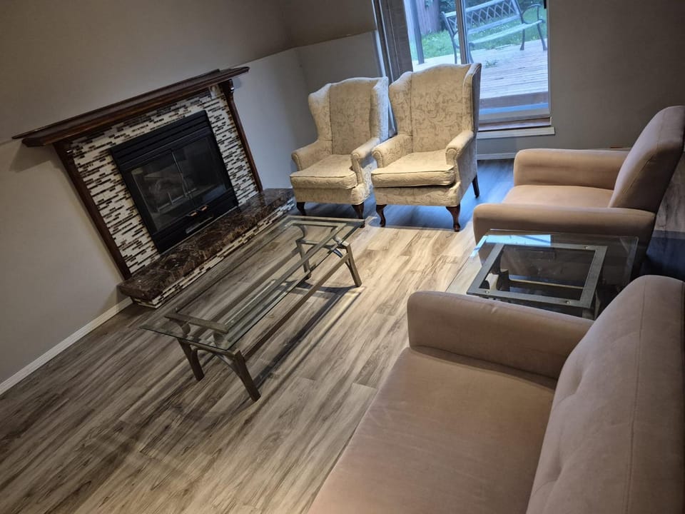 Peaceful Master bedroom 20 min drive from airport Vacation rental in Edmonton