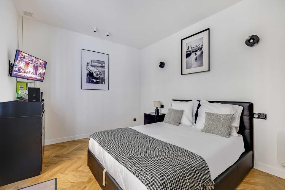 Bed, TV and multimedia, Bedroom