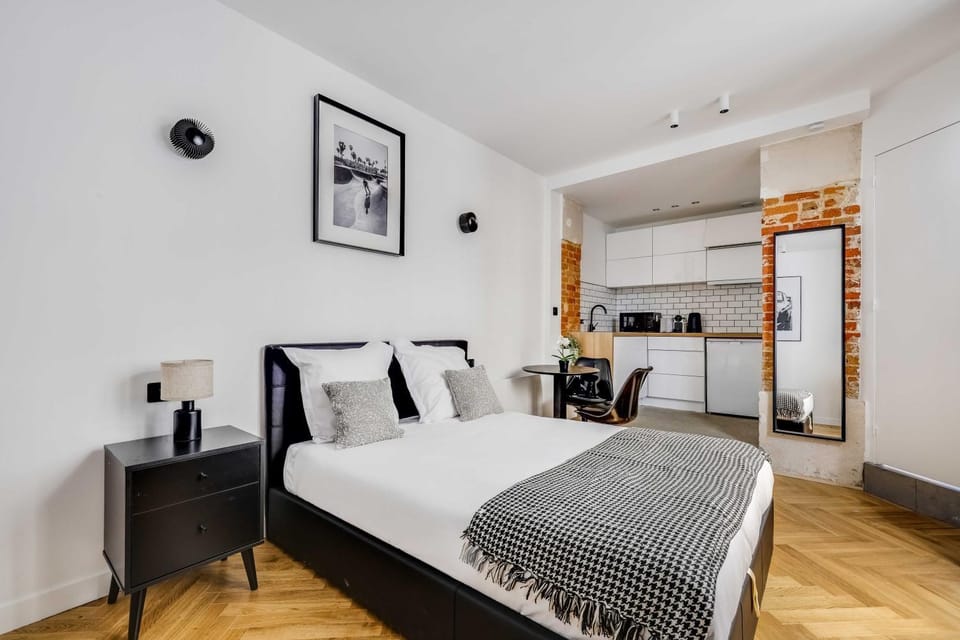 Bed, Kitchen or kitchenette, Bedroom
